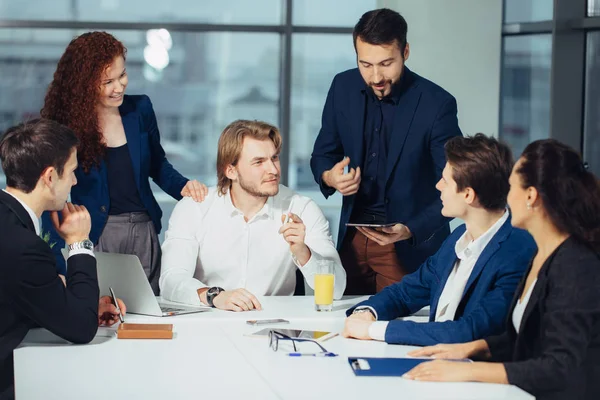 Wykres pokazujący stabilny wzrost w przeciwieństwie do ryzykownych inwestycji